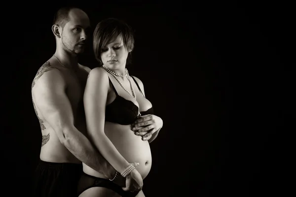 Vackra gravid kvinna med maken — Stockfoto