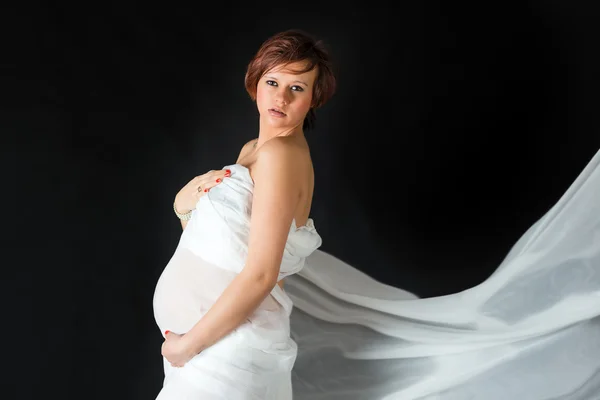红发孕妇在白色织物 — 图库照片
