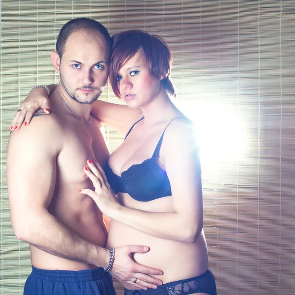 Молода пара вагітна — стокове фото