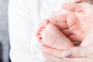 Annem bebek Crawl ayağı tutan