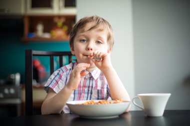 küçük çocuk bir çatal ile oynuyor