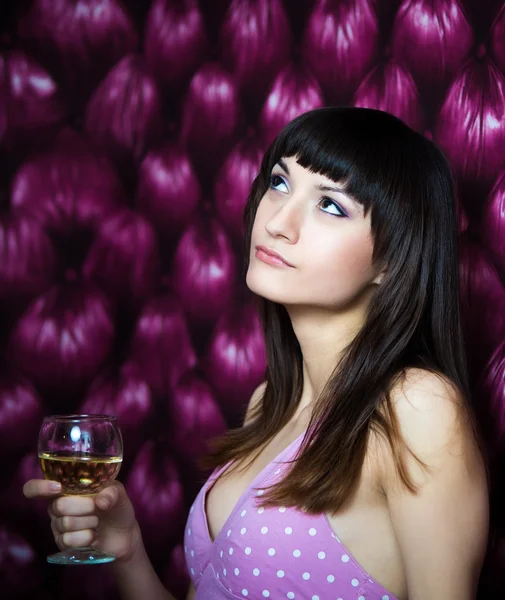 ワインのガラスを保持している物思いにふける女性 — ストック写真