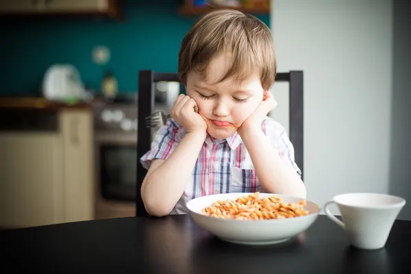 Kränkt pojke på middag — Stockfoto