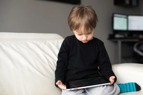 Kleiner Junge schaut sich Film auf Tablet an — Stockfoto