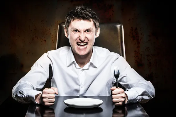 deli adam yemeğini bekliyor