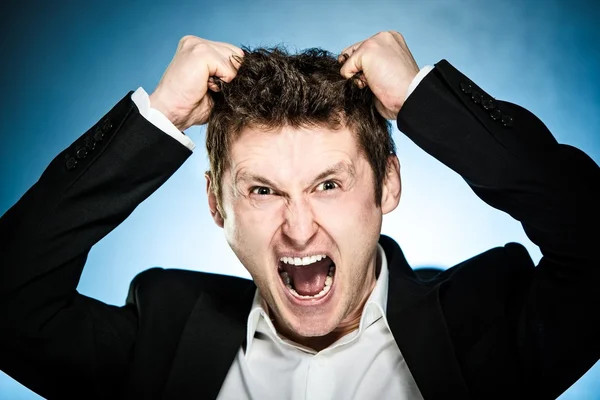 Homem de negócios irritado puxa o cabelo para fora — Fotografia de Stock