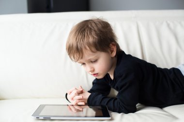 onun mide ve seyretmek film tablet üzerinde yatan küçük çocuk