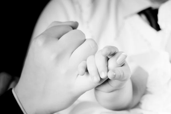 Bébé tenant un doigt de mère — Photo