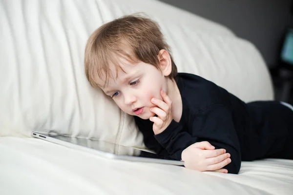 Little three year old boy uses a tablet — Stock Photo, Image