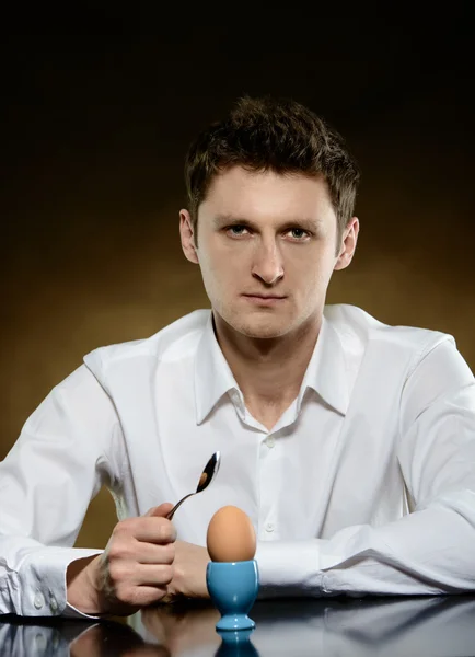 Άνθρωπος άνοιγμα ένα αυγό για φαγητό — Φωτογραφία Αρχείου