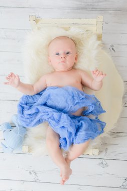 küçük bebek yatakta bebek yalan mavi yumuşak malzeme tamamladı