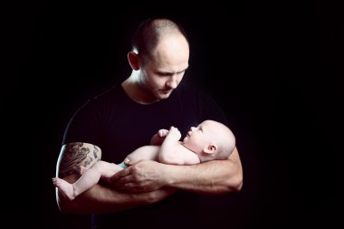 Onun bebek tutan dövmeli kas baba