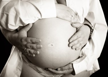 Karın hamile eşi tutan adam