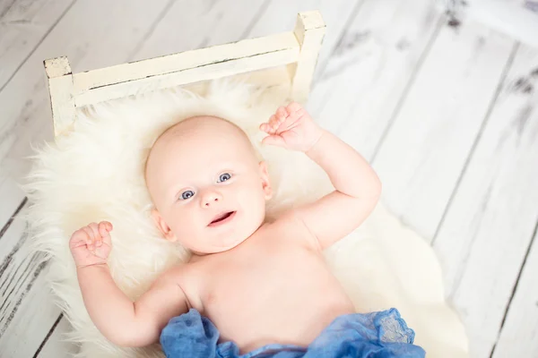 Bebé de 2 meses sonriendo cubierto con textil azul —  Fotos de Stock