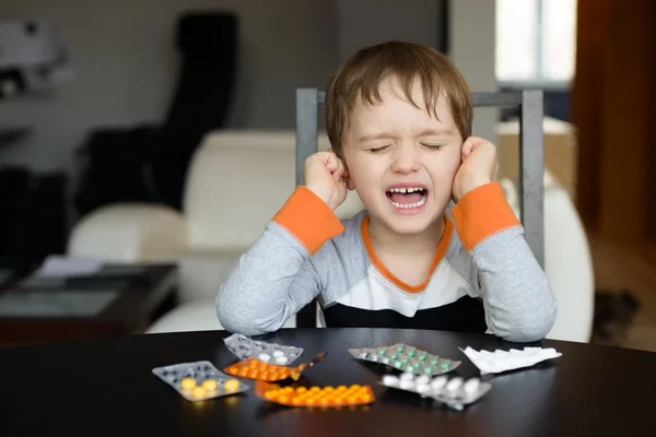 4 岁小男孩，哭吞咽药物之前 — 图库照片