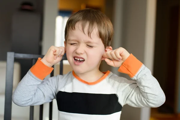 Niño de 4 años gritando y tapándose las orejas con los dedos —  Fotos de Stock