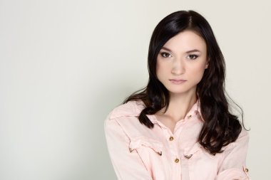 güzel bir kadın gömlek beyaz zemin üzerine.