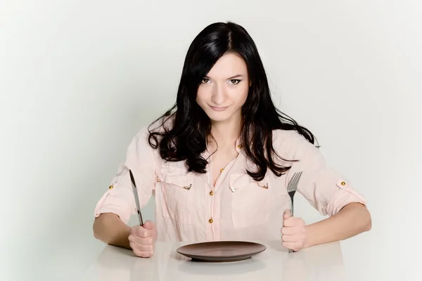 Bella bruna in attesa di cibo in un ristorante . — Foto Stock