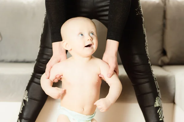 Small child learns to walk in the house — Stock Photo, Image