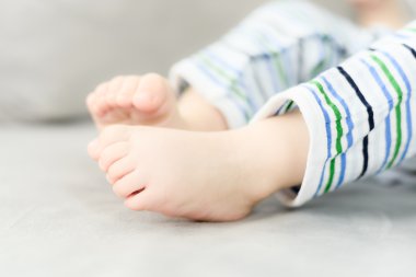 küçük bir çocuğun ayakları