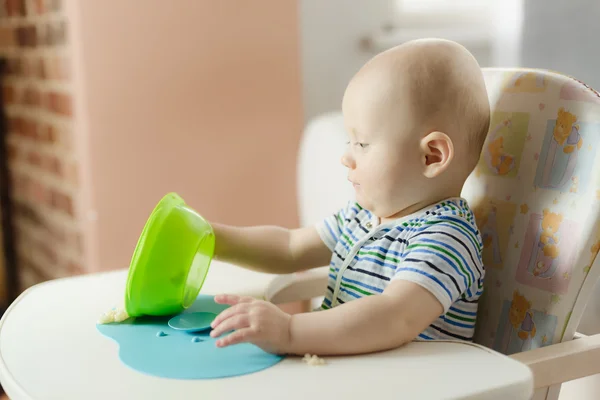 Little boy makes a mess while eating dinner — Stock Photo, Image
