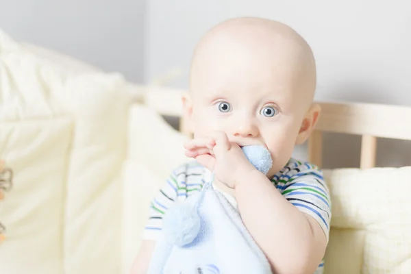 Baby playing when sitting in crib — Stock Photo, Image