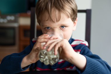 kibarca süt içme preschooler masada - kapat