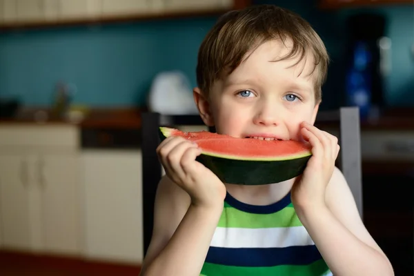 Крупный план мальчика, поедающего арбуз — стоковое фото