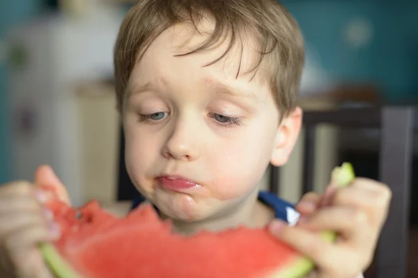 Nahaufnahme eines Kindes, das Wassermelone isst — Stockfoto