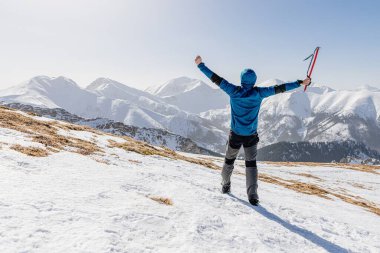 Kazmalı bir yürüyüşçü Polonya Tatra dağlarında poz veriyor.