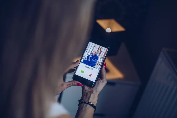 Жінка використовує програму побачень на своєму смартфоні. Інтернет знайомства — стокове фото