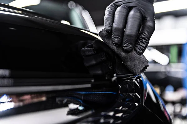 Especialista estúdio detalhando carro aplicando revestimento de cerâmica no carro preto. — Fotografia de Stock