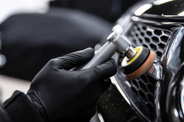 Техник по ремонту автомобилей полировка хромированного блеска на автомобиле — стоковое фото