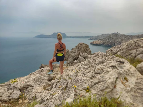Schoonheid blonde vrouw rusten na sport hardlopen in de bergen. — Stockfoto