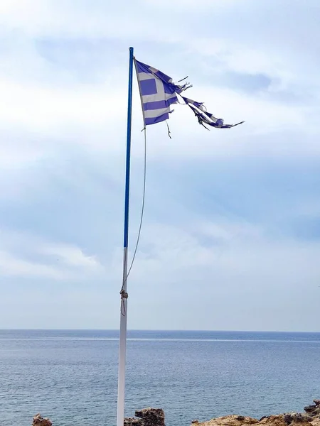로도스 섬에서 부서진 그리스 국기 — 스톡 사진