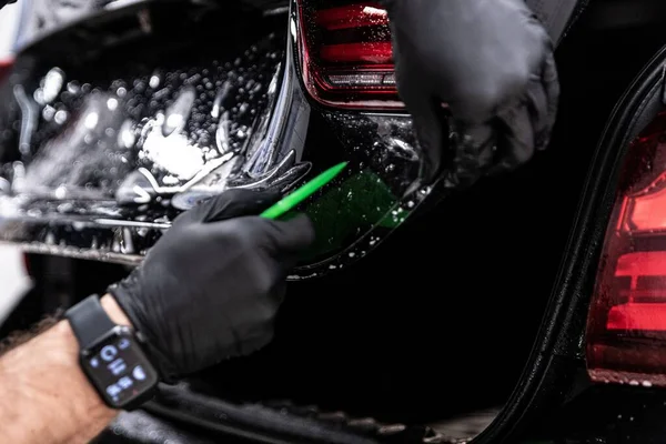 Araba Temizleme Teknisyeni Araba Gövdesine Şeffaf Ppf Folyo Uyguluyor — Stok fotoğraf