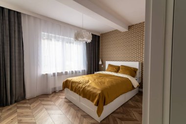 Penceresi olan küçük bir yatak odasında yatağın üzerinde boş bir yatak. Yatak odasındaki yatak.