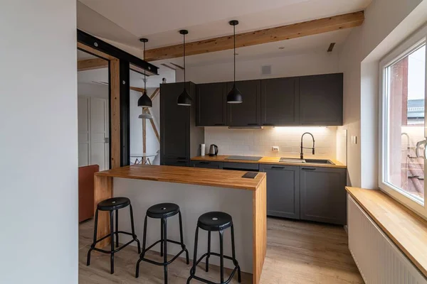 Темная Кухонная Мебель Современной Кухне Стойкой Барными Столами — стоковое фото