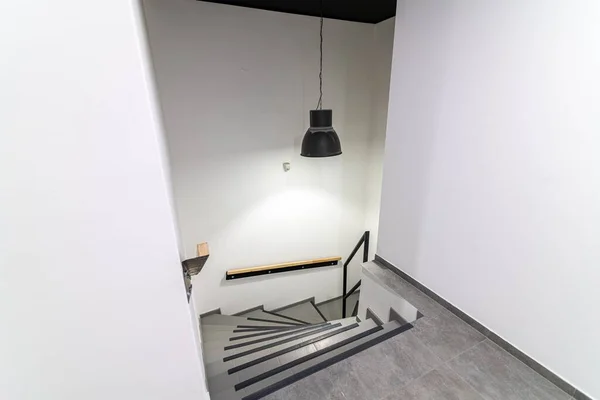 Escadas Escada Prédio Apartamentos Moderno Paredes Cinza Escuras — Fotografia de Stock