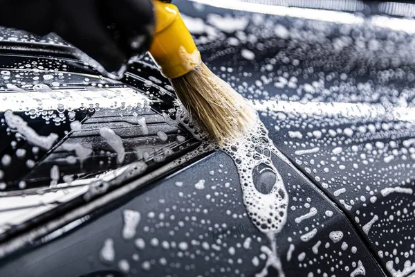 Car Wash Employee Thoroughly Washes Modern Car Dedicated Washing Brush — ストック写真