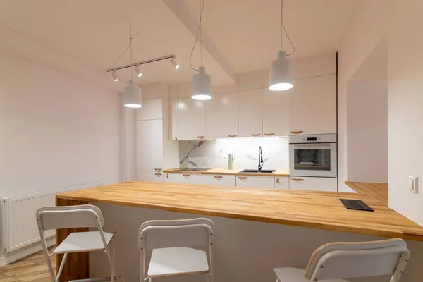 カウンターと3つのバースツール付きのモダンなアパートメントキッチン — ストック写真