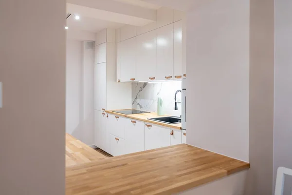 Современная Белая Кухня Квартире Деревянный Пол — стоковое фото