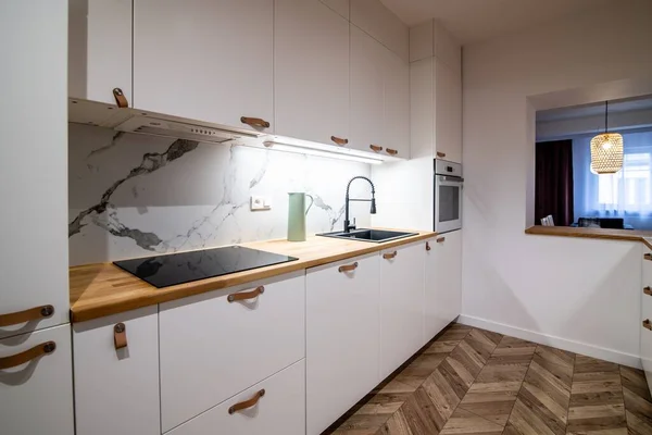 アパートのモダンな白いキッチン 木造床 — ストック写真
