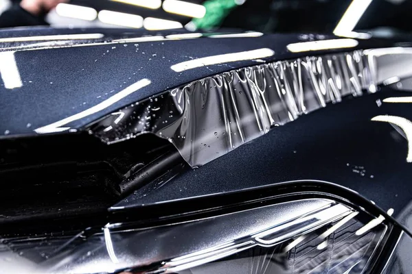Egy Modern Autó Csuklyája Keresztszülő Védőfólia Alkalmazása Során Autódíszítő Stúdióban — Stock Fotó