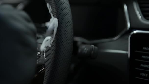 Araba Yıkama Işçisi Stüdyo Temizlikçisi Direksiyonu Fırçayla Yıkıyor — Stok video