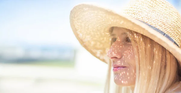 Beautiful Blond Woman Straw Hat Suns Rays Her Face Copyspace — Stock Photo, Image