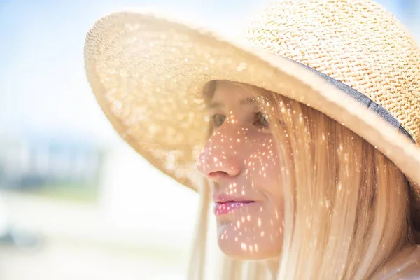 Beautiful Blond Woman Straw Hat Suns Rays Her Face — Stock Photo, Image