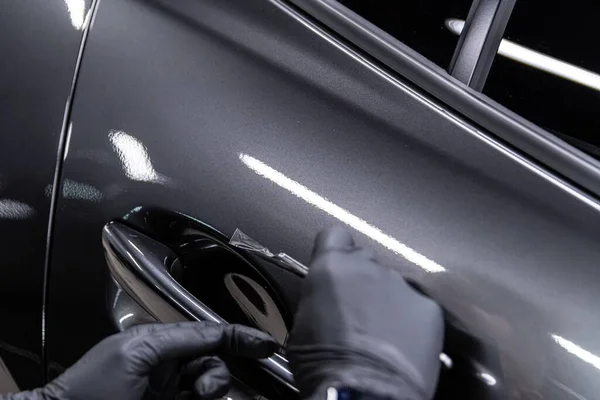 Employee Car Detailing Studio Protects Car Body Colorless Protective Film — 图库照片