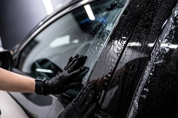 Employee Car Detailing Studio Protects Car Body Colorless Protective Film — Stockfoto