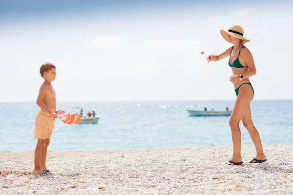 Szczęśliwa Samotna Matka Plaży Korfu Grecja Bawiąca Się Piłką Płytami — Zdjęcie stockowe